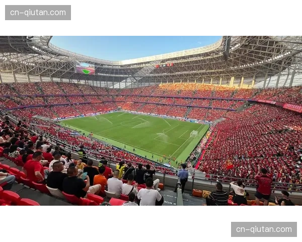 重庆龙兴足球场草皮更换完成,工作人员进行最后检查