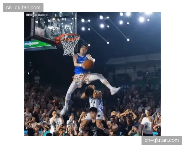 全明星扣篮大赛预赛,大学生球员李冠宇飞跃两人扣篮获满分