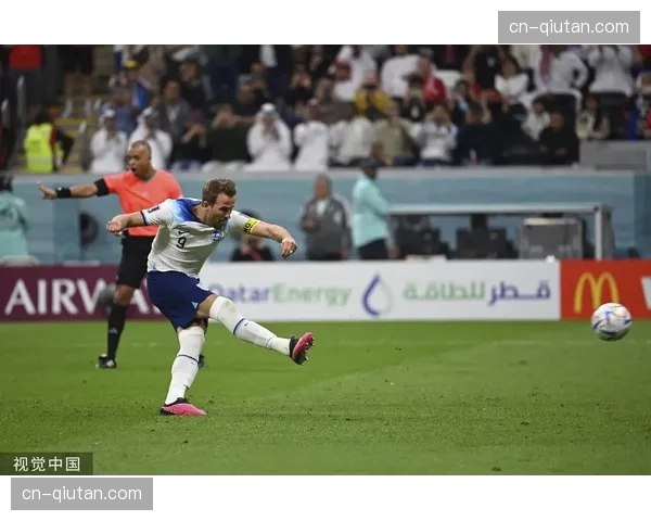 瞬间特写:点球罚失后,凯恩低头独自走回中圈 瞬间特写:点球罚失后,凯恩低头独自走回中圈