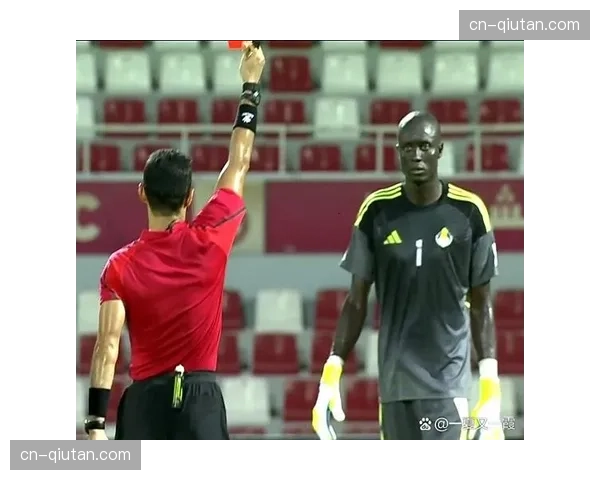 极端天气导致比赛中断半小时,双方球员在通道内保持热身。